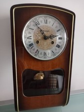 Antico orologio a pendolo da