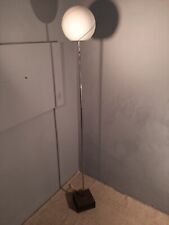 piantana design base in ghisa vetro con righe colorate roberto pamio per leucos