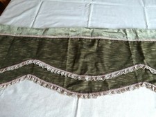 Mantovana + copri pouf vintage in velluto verde con passamaneria rosa e pizzo