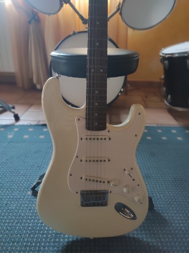 Squier stratocaster fender - by,