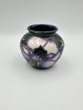 Vaso omaggio Moorcroft Anenome di Emma Bossons