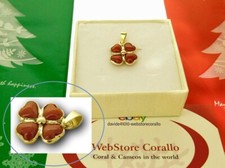 Ciondolo Buona Fortuna Italia in Quadrifoglio Corallo Rosso e Charm Oro 18k 750 Gemma