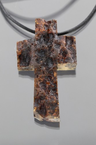 Amuleto ciondolo croce grezza
