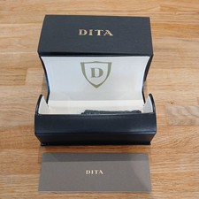Custodia occhiali sole - occhiali, dita
