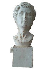 Mezzo busto di uomo. In