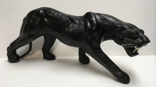 Statua maestosa leopardo