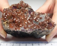 Ciottoli di ferro su fluorite