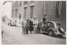 Fotografia d'epoca gruppo persone auto topolino targa roma vespa aa '50 - 12x8