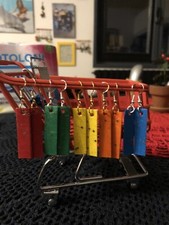 orecchini donna pendenti realizzati con carta e smalto per unghie.