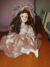 Bambola porcellana seduta