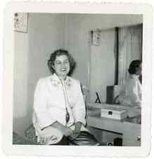 Donna sorridente riflesso