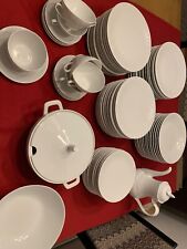 Servizio di piatti in fine porcellana bianca