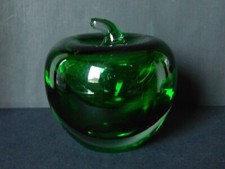 FERMACARTE MELA  IN VETRO VERRDE SOFFIATO A MANO DIAMETRO CM 8,5