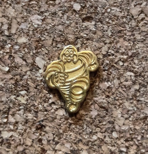 Pin michelin omea milano - pin's,