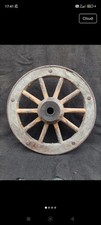 Antica ruota di carro in legno
