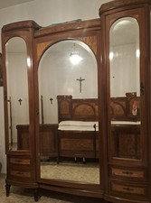 Armadio antico e letto