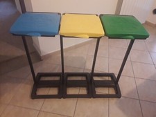 Vendo supporto in plastica, composto da 3 vani, per la raccolta differenziata.