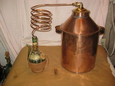 Antico alambicco in rame