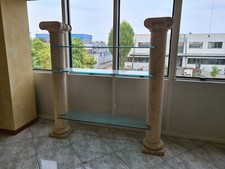 Libreria e tavolo in marmo travertino e cristallo