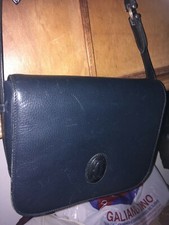 tracolla Chanel vintage in pelle blu. Piccoli segni di usura