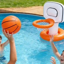 Canestro da basket in piscina