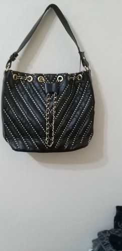 Borsa secchiello con borchie