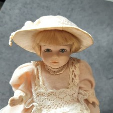 Bambola d'epoca in ceramica in