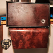 Lotto Lancia Thema - Cassetto Plancia in Radica - Vano Posacenere e Stemma Baule