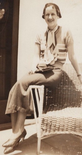Bella donna seduta sedia