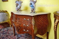 Comò a tre cassetti stile Luigi XV con intarsi a rombi e floreali