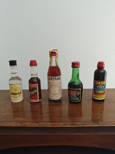Cinque bottigliette liquori