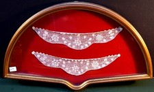 TOMBOLO- COPPIA DI PIZZI ANTICHI CON TECA A CONGHICLIA DORATA