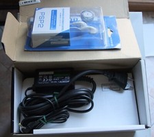 CONSOLE  PSP 1004 K  BIANCO + AC ADAPTER ALIMENTATORE +3 GAMES + MEMORY + CUFFIE