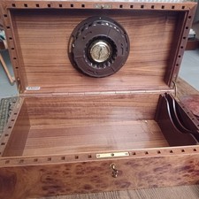 HUMIDOR PER SIGARI IN RADICA DI NOCE DOTATO DI UN IGROMETRO AD AGO E UMIDIFICATO