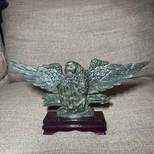 Si tratta di una scultura in giada intagliata di un'aquila su base in legno.