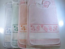 SET ASILO 2 PEZZI "CIUCCI E BIBERON" CON AIDA DA RICAMARE PERSONALIZZABILE