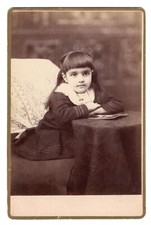 BAMBINA E UNA FOTOGRAFIA IN