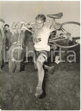 1957 CRENNA (VA) Campionato CICLOCROSS - Graziano PERTUSI con la bici in spalla