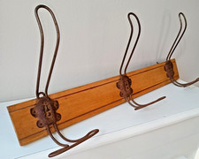 Appendiabiti in legno con tre ganci. Oggetto vintage ben conservato.