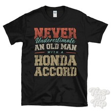 MAI SOTTOVALUTARE UN VECCHIO CON UN ACCORDO HONDA MAGLIETTA DIVERTENTE