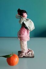 Bambola cinese con ventaglio