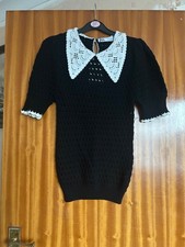 Top in maglia all'uncinetto