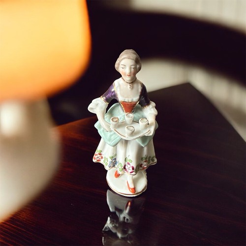 Statuina cameriera porcellana