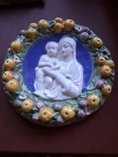 CERAMICA MADONNA CON BAMBINO INCORNICIATA CON FIORI E FRUTTA ( VEDI FOTO)