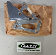 Gancio poggiapiedi anteriore