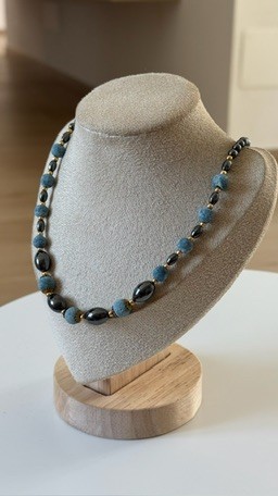 Collana corta azzurra nera con