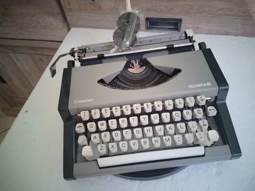 Macchina scrivere olympia - da,