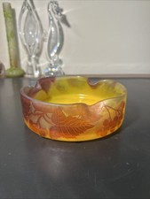 Antico vaso squat in vetro cammeo Emile Galle rosso con bacche