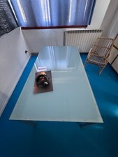 tavolo moderno con piano in vetro satinato e struttura in metallo