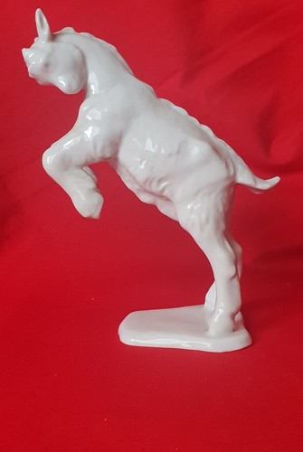 Cheval cabrant en - se,